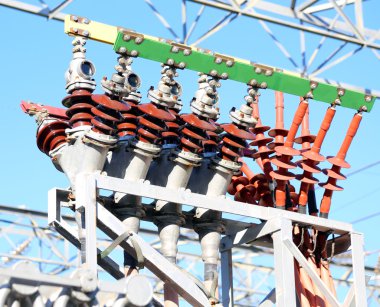 bir güç istasyonunda elektrikli cihazlar