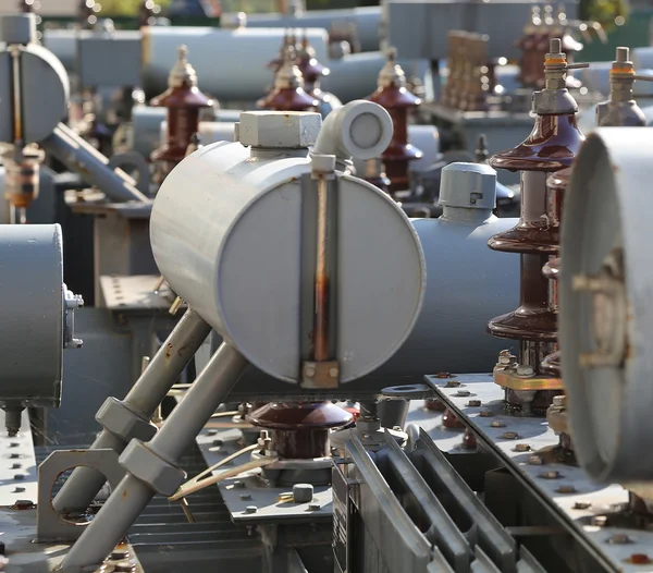 Transformadores de contaminantes obsoletos y rotos de subestaciones eléctricas — Foto de Stock