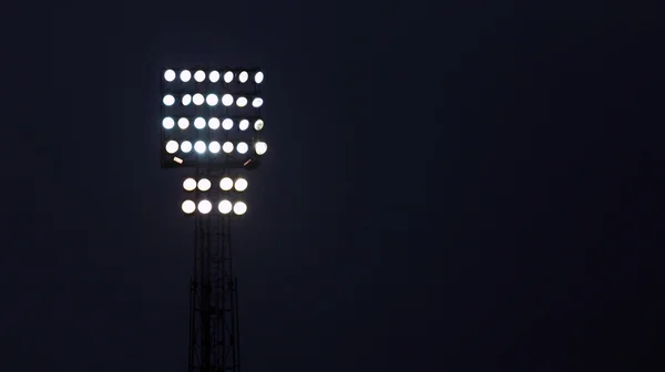 Projectores de torre com muitas luzes — Fotografia de Stock