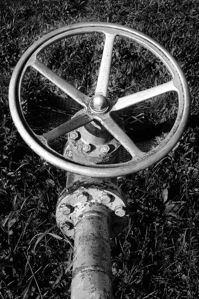 Βαλβίδα διακοπής για το κλείσιμο το αέριο σε βιομηχανική εγκατάσταση — Φωτογραφία Αρχείου