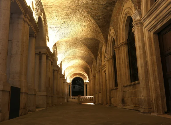 All'interno della Basilica Palladiana un edificio storico di notte — Foto Stock