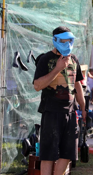 Soldato con fucile durante la sessione airsoft — Foto Stock