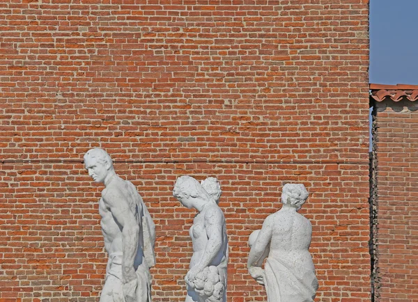 Weiße Statuen und großer Turm im Hintergrund — Stockfoto