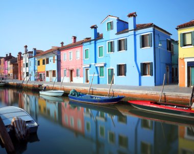Burano ve su yansıma rengarenk boyalı evleri