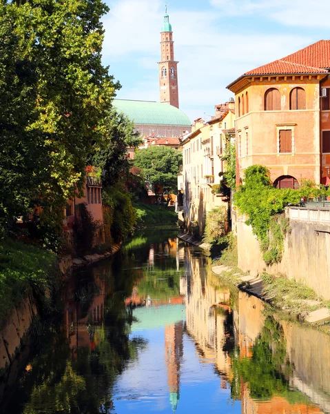 Basilica palladiana in Vicenza mit retrone Fluss und reflektieren in — Stockfoto