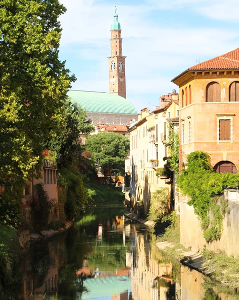 Basílica Palladiana na cidade de Vicenza com rio Retrone — Fotografia de Stock