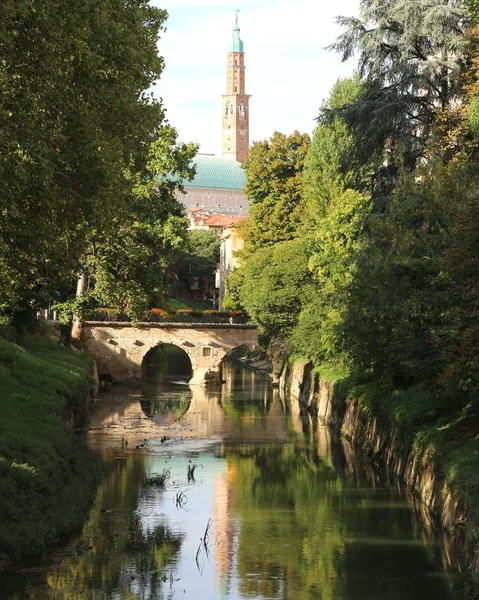 Basilika Palladiana in Vicenza Stadt mit retrone Fluss — Stockfoto