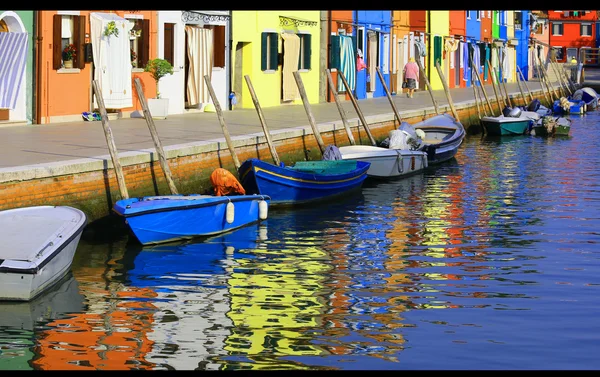 Fargehus på Burano og refleksjon over vannet – stockfoto