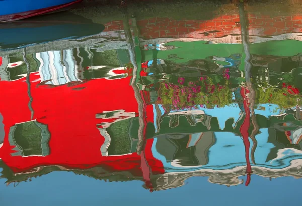 Casas coloridas pintadas em Burano e reflexão — Fotografia de Stock