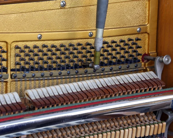 Внутри пианино со струнами — стоковое фото