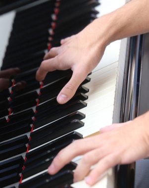 Genç piyanist el piyano çalarken