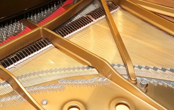 Piano with little hammer and strings — Stock Photo, Image