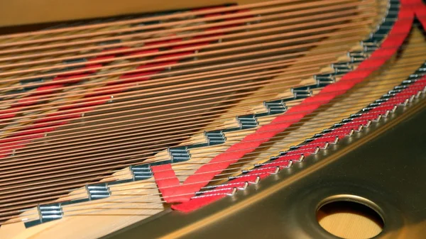 Piano with little hammer and strings — Stock Photo, Image