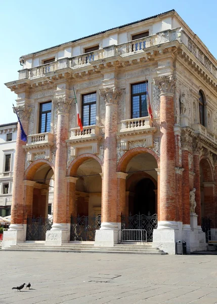 Palazzo Loggia del Capitaniato a Vicenza con bandiere — Foto Stock