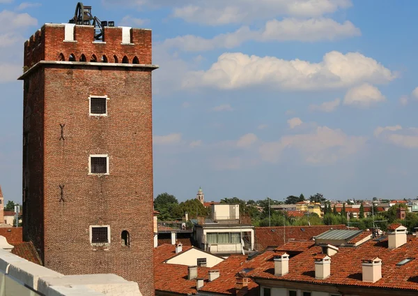 Antica torre detta Torre del Tormento in Piazza delle Erbe a Vi — Foto Stock