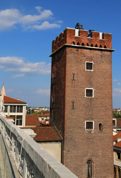 Toren van kwelling in Piazza delle Erbe in Vicenza in Italië — Stockfoto