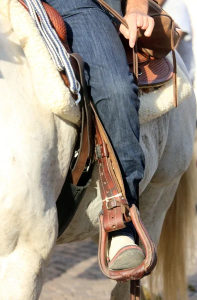 Cowboy foten i stigbygeln av hästen under ritten — Stockfoto