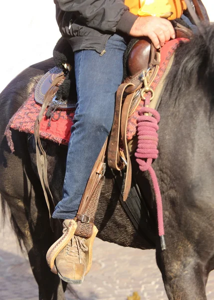 Cowboy boot w strzemię konia podczas jazdy — Zdjęcie stockowe