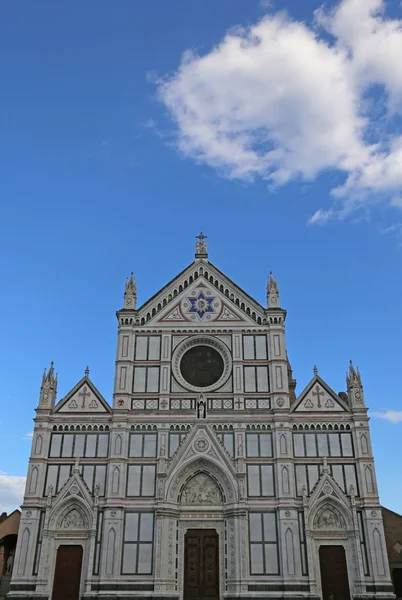 Fasad av antika kyrkan kallas Santa Croce i Florens — Stockfoto
