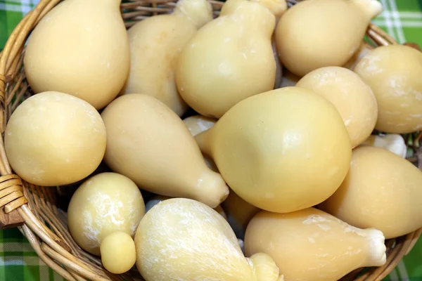 F queijo caciocavallo para venda no mercado — Fotografia de Stock