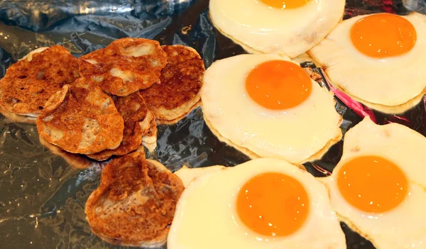 Stekta ägg med skivor av salami för frukost — Stockfoto