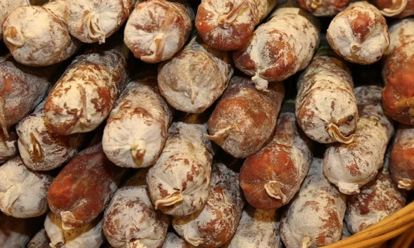 Salame e salsichas chamado cacciatorino para venda no local Ele — Fotografia de Stock