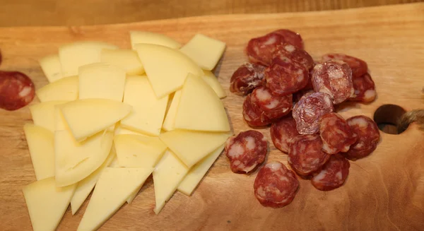 Cutting board with cheese and salami of Italian cuisine — Stock Photo, Image