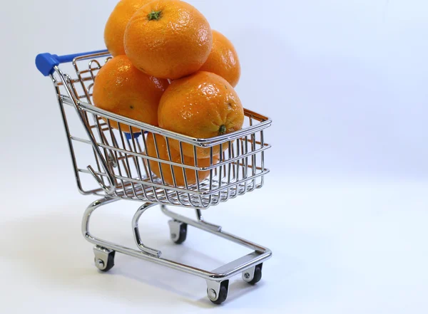 Winkelwagen met vele clementines en mandarijnen — Stockfoto