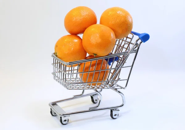 Birçok clementines ile küçük alışveriş sepeti — Stok fotoğraf