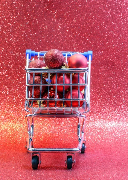赤い装飾クリスマス ボールとショッピング カート — ストック写真