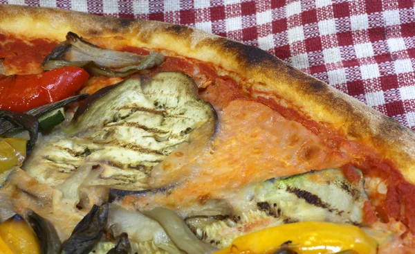 Neapolitańska pizza z Grilowanym bakłażanem cukinią peppe — Zdjęcie stockowe