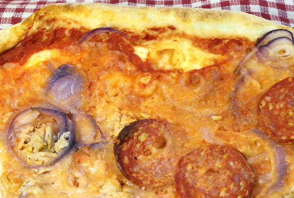 Dobry pizzę z pieca opalanego drewnem pizzeria — Zdjęcie stockowe