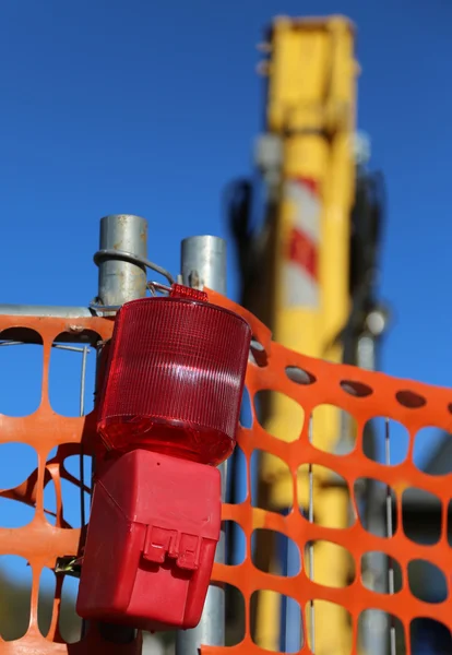 Красный сигнальный фонарь дорожных работ — стоковое фото
