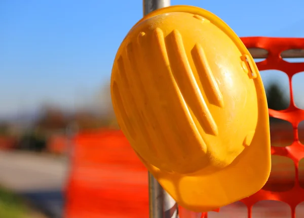 Hard hat on the road construction site during road works — Stock Photo, Image