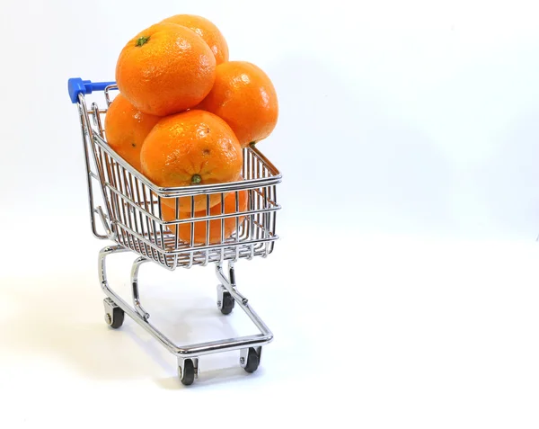 Kleine winkelwagentje met vele clementines en mandarijnen — Stockfoto