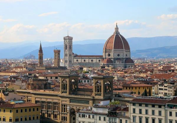 Şehir Floransa İtalya katedral büyük kubbe ile — Stok fotoğraf