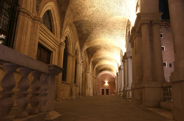 Uvnitř palladiánské bazilika v historické budově v Vicenza — Stock fotografie