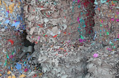 büyük atık kağıt yığınları