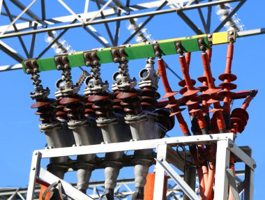 Kurulu gücü büyük kesiciler