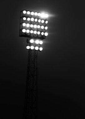 gösterisi sırasında geceleri projektörler ışık yaktı