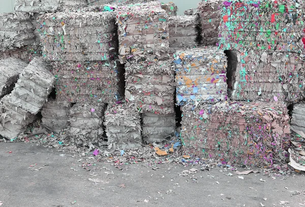 Afvalpapier in de papierfabriek voor de productie van gerecycleerd pap — Stockfoto