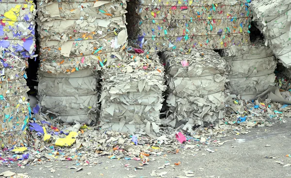 Τεράστιες σωρούς απορριμμάτων χαρτιού — Φωτογραφία Αρχείου