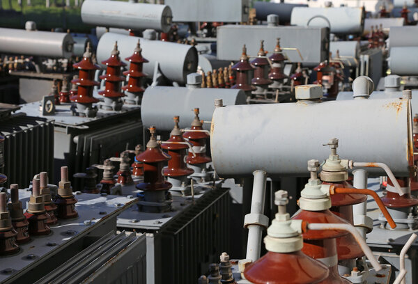 трансформаторы электроэнергии, используемые на электростанции
