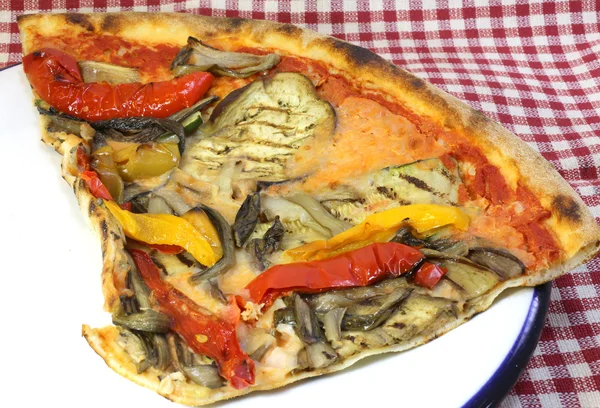Πίτσα ψημένη σε φούρνο με ξύλα πιτσαρία στην Ιταλία — Φωτογραφία Αρχείου