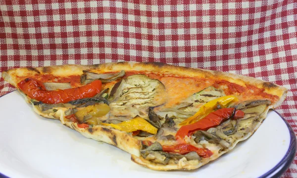 Πίτσα ψημένη σε φούρνο με ξύλα πιτσαρία στην Ιταλία — Φωτογραφία Αρχείου
