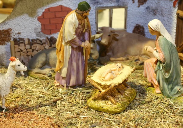 Belén con el Niño Jesús en el pesebre con Santa María San Jos — Foto de Stock