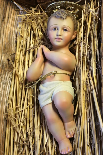 Estátua antiga do bebê jesus recém-nascido descansando na manjedoura em Ch — Fotografia de Stock