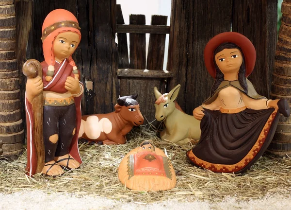 Crèche en Amérique latine avec l'enfant Jésus et la sainte famille — Photo