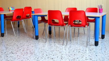 kreş sınıf ile okul masaları ve sandalyeleri