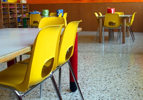 Aula de una guardería con las pequeñas sillas amarillas — Foto de Stock